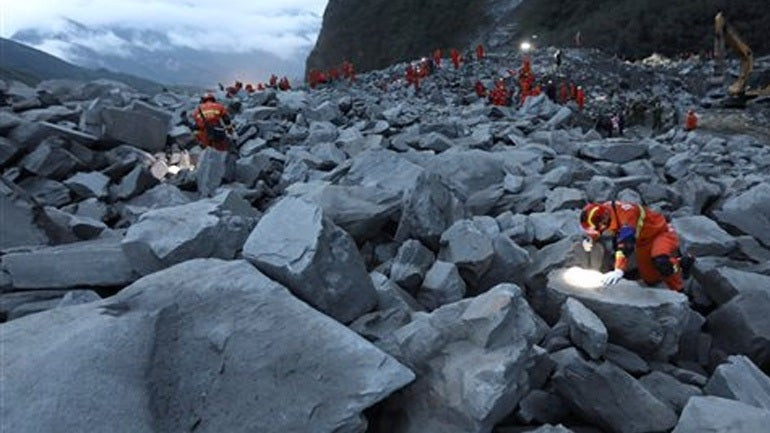Κίνα: Συνεχίζονται οι έρευνες για τον εντοπισμό 93 αγνοουμένων από την κατολίσθηση